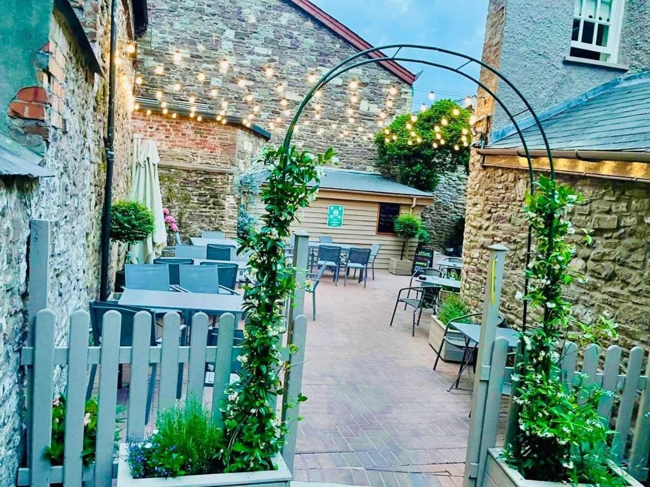 The Kings Head Hotel Abergavenny Exteriör bild